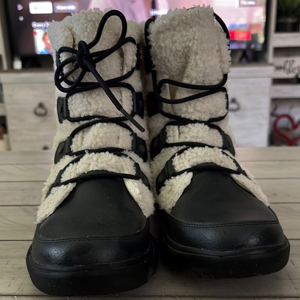 Sorel Black and Cream Winter Boots with Fleece Upper